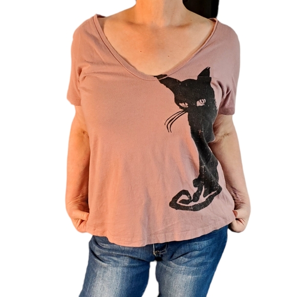 Hot Topic Entour Size XL Mauve Deep V Neck Black Cat Short Sleeve Graphic Tee - Picture 2 of 15